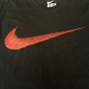 The Nike Tee athletic cut, black with a faux stitc